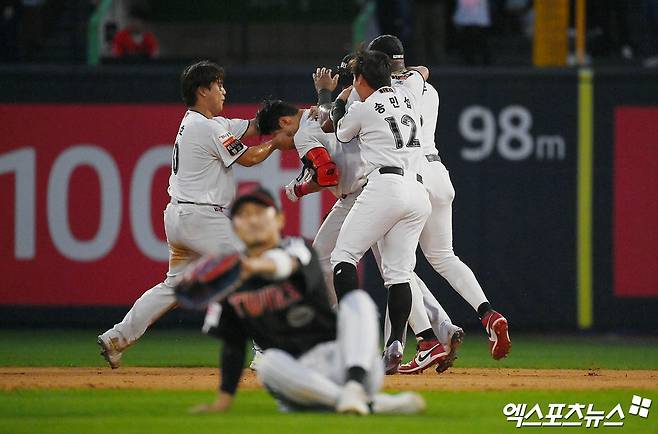 LG 내야수 신민재는 11일 잠실구장에서 열릴 '2024 신한 SOL Bank KBO 포스트시즌' KT와 준플레이오프(5전 3승제) 5차전을 앞두고 플레이오프 진출을 향한 힘찬 각오를 밝혔다. 엑스포츠뉴스 DB