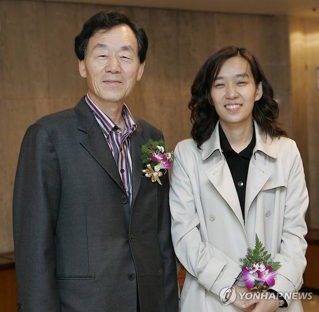 한국 최초로 노벨문학상에 소설가 한강 (서울=연합뉴스) 소설가 한강이 한국 작가 최초로 10일 노벨 문학상 수상의 영예를 안았다.
    지난 2005년 11월  문학사상사 주관으로 서울 프레스센터에서 열린 이상문학상 시상식에서 수상자인 한강 씨가 작가인 아버지 한승원 씨와 함께하고 있다. 소설 '아제아제바라아제' 등을 쓴 작가 한승원 씨는 딸의 수상에 앞서 1988년 '해변의 길손' 으로 이상문학상을 수상한 바 있다. 2024.10.10 [연합뉴스 자료사진. 문학사상사 제공. 재판매 및 DB금지] photo@yna.co.kr