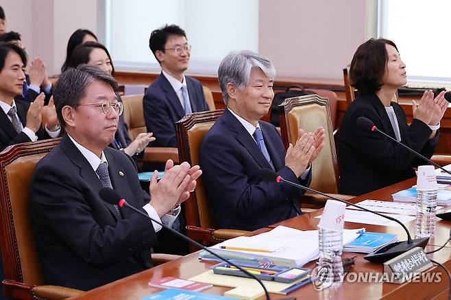 국감장에서도 한강 노벨문학상 축하 박수 (서울=연합뉴스) 김주성 기자 = 이종석 헌법재판소장이 11일 오전 국회 법제사법위원회의 헌법재판소 등에 대한 국정감사에서 정청래 위원장의 제안으로 위원, 증인들과 함께 한강의 노벨문학상 수상을 축하하는 박수를 치고 있다. 
    왼쪽부터 김정원 헌법재판소 사무처장, 이종석 헌법재판소장, 지성수 헌법재판연구원장. 2024.10.11 utzza@yna.co.kr