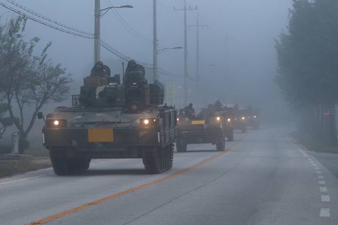 안갯 속 기동하는 장갑차     (양주=연합뉴스) 육군 8기동사단 K21장갑차 등 궤도 장비들이 2024년 호국훈련을 앞두고 훈련지역으로 이동하고 있다. 2024.10.11 [육군 8기동사단 제공. 재판매 및 DB 금지]
    andphotodo@yna.co.kr
(끝)