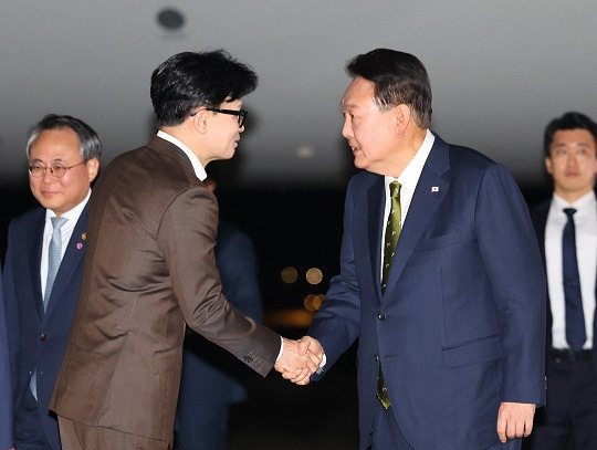 윤석열 대통령이 11일 성남 서울공항에 도착해 환영나온 한동훈 국민의힘 대표와 인사를 나누고 있다. 사진=뉴시스