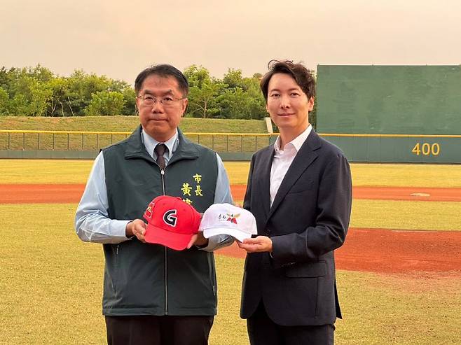 롯데자이언츠 박준혁 단장(오른쪽)과 황웨이저 타이난시 시장이 스프링캠프 교류 관련 상호 업무협약을 맺은 뒤 기념촬영을 하고 있다. 사진=롯데자이언츠