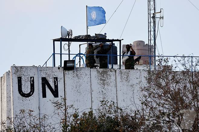 레바논 남부 마르와힌 마을의 감시탑 옥상에서 유엔평화유지군(UNIFIL) 관계자들이 레바논과-이스라엘 국경을 바라보고 있다. 2023.10.12/ ⓒ 로이터=뉴스1 ⓒ News1 권진영 기자