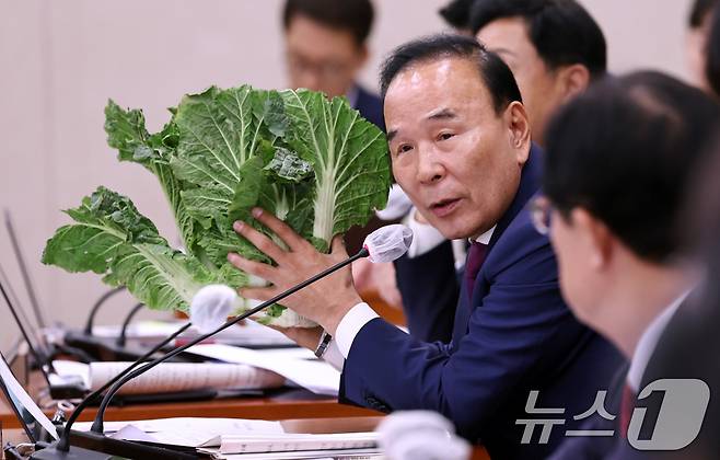 박덕흠 국민의힘 의원이 7일 오전 서울 여의도 국회에서 열린 농림축산식품해양수산위원회의 농림축산식품부에 대한 국정감사에서 배추가격 관련 질의를 하고 있다. 2024.10.7/뉴스1 ⓒ News1 구윤성 기자