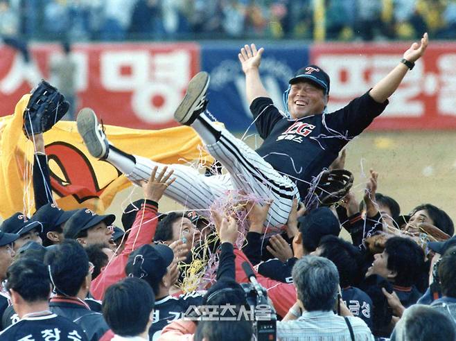 LG 선수들이 1990 KBO 한국시리즈에서 삼성을 꺾고 우승을 차지한 후 백인천 감독을 헹가래 치고 있다. 사진 | 스포츠서울DB