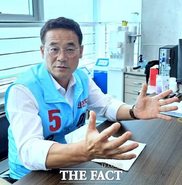 예상과 달리 '3강'으로 선거 구도가 바뀐 데는 바닥민심을 잡으려는 진보당의 선거운동 방식이 유효했다는 평가가 많다. 이석하 진보당 영광군수 후보. /영광=이종행 기자