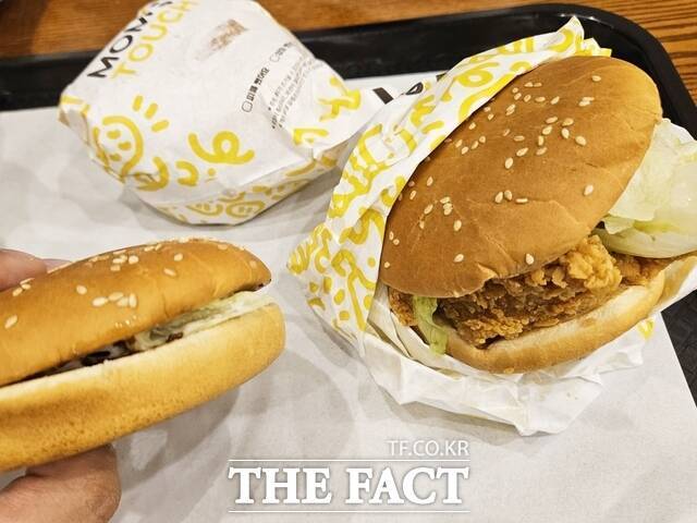 햄버거의 속재료를 감싸고 있는 빵 '번'은 공기층이 많고 푹신한 윗부분 크라운과 비교적 단단한 아랫부분 힐로 나뉜다. 사진은 맘스터치 불고기버거 번(왼쪽)과 싸이버거 제품 모습 /우지수 기자