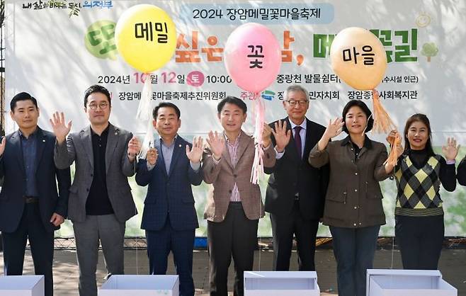 김동근 의정부시장(가운데)이 12일 ‘2024 장암메밀꽃 마을축제’에 참석해 기념사진을 찍고 있다. ＜사진=의정부시＞