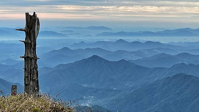 지리산 정상에서 본 산들의 파도. /권재륜 사진작가