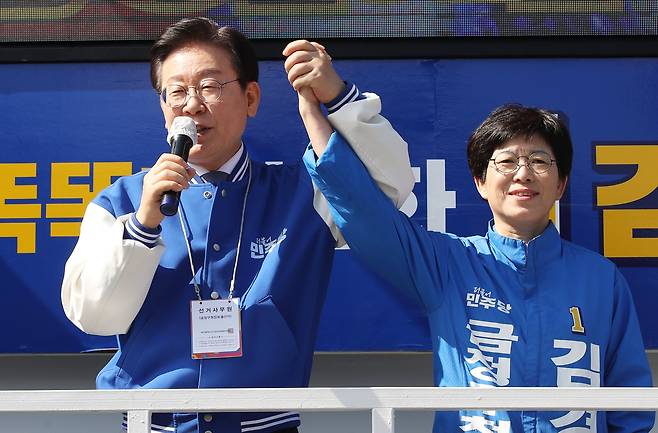 더불어민주당 이재명 대표가 12일 오전 부산 금정구에서 김경지 금정구청장 후보 지원 유세를 하고 있다. /뉴스1