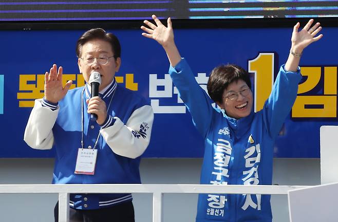 이재명 더불어민주당 대표가 12일 오전 부산 금정구 스포원파크 앞에서 김경지 금정구청장 후보 지원유세를 하고 있다./뉴스1