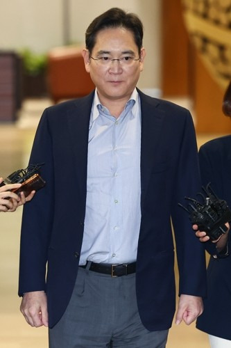 이재용 삼성전자 회장이 필리핀·싱가포르 순방을 마치고 11일 오후 10시께 서울 강서구 서울김포비즈니스항공센터를 통해 귀국하고 있다. (사진=연합뉴스)