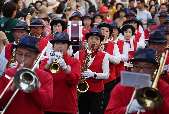 대한제국 양악대 창립 123주년 기념 탑골공원 대음악축제가 열린 12일 오후 서울 종로구 인사동길에서 예천그린실버관악합주단이 ‘아리랑’을 연주하며 행진하고 있다. 김혜윤 기자