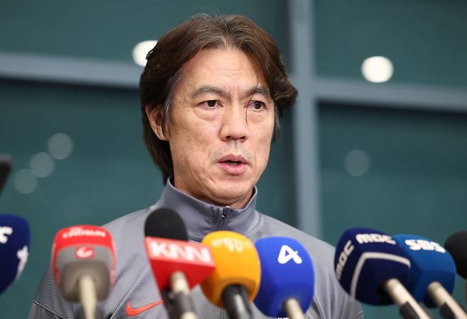 <yonhap photo-4571="">(영종도=연합뉴스) 류영석 기자 = 북중미월드컵 아시아 3차 예선 요르단전을 마친 축구국가대표팀 홍명보 감독이 11일 인천국제공항 제1터미널을 통해 귀국해 기자회견을 하고 있다. <저작권자 ⓒ 1980-2024 ㈜연합뉴스. 무단 전재 재배포 금지, AI 학습 및 활용 금지></yonhap>