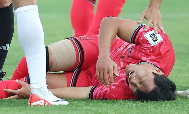 <yonhap photo-0061="">(암만[요르단]=연합뉴스) 류영석 기자 = 10일(현지시간) 요르단 암만국제경기장에서 열린 2026 피파 북중미월드컵 아시아 3차 예선 3차전 한국과 요르단의 경기. 황희찬이 고통을 호소하고 있다. <저작권자 ⓒ 1980-2024 ㈜연합뉴스. 무단 전재 재배포 금지, AI 학습 및 활용 금지></yonhap>