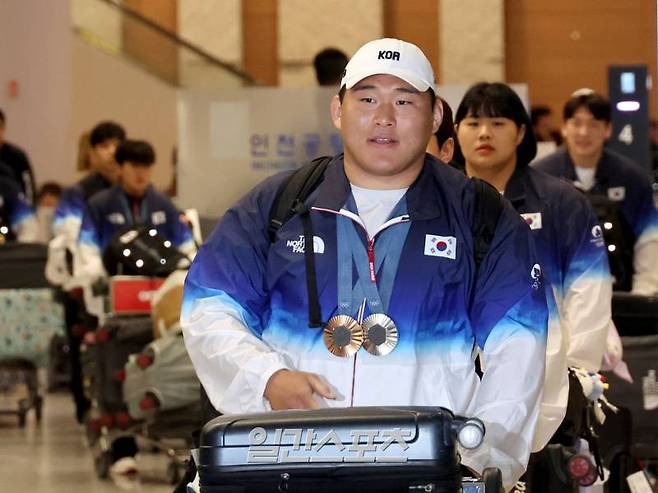 대한민국 유도대표팀 선수들이 2024 파리올림픽을 마치고 5일 오후 인천국제공항을 통해 귀국했다. 김민종 등 대표팀 선수들이 입국장에 들어서고 있다. 유도대표팀은 이번 파리올림픽에서 개인전 은메달 2개(남자 100㎏ 이상급 김민종, 여자 57㎏급 허미미)와 동메달 2개(남자 81㎏급 이준환, 여자 78㎏ 이상급 김하윤)를, 혼성단체전에서 동메달을 획득하며 메달 5개를 따내는 성적을 거뒀다. 인천공항=김민규 기자 mgkim1@edaily.co.kr /2024.08.05/