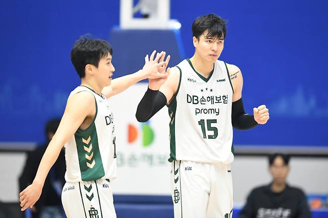 12일 제천체육관에서 열린 2024 DB손해보험 KBL 컵대회 in 제천, 원주 DB와 울산 현대모비스의 준결승, DB 김종규 김영현 하이파이브. 사진=KBL