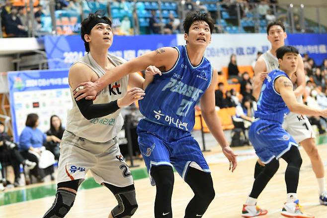 12일 제천체육관에서 열린 2024 DB손해보험 KBL 컵대회 in 제천 수원 KT와 대구 한국가스공사의 준결승 KT 박준영 가스공사 이대헌 경쟁. 사진=KBL