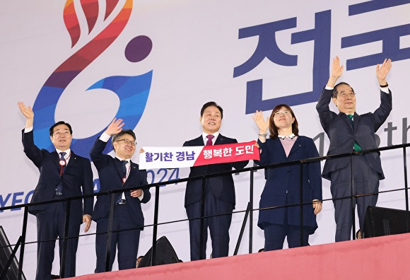 11일 오후 경상남도 김해시 김해종합운동장에서 열린 '제105회 전국체육대회' 개막식에서 한덕수 국무총리(오른쪽)와 박완수 경상남도지사(가운데)를 비롯한 내빈들이 관람객들을 향해 손을 들어 인사하고 있다. [사진=경상남도]