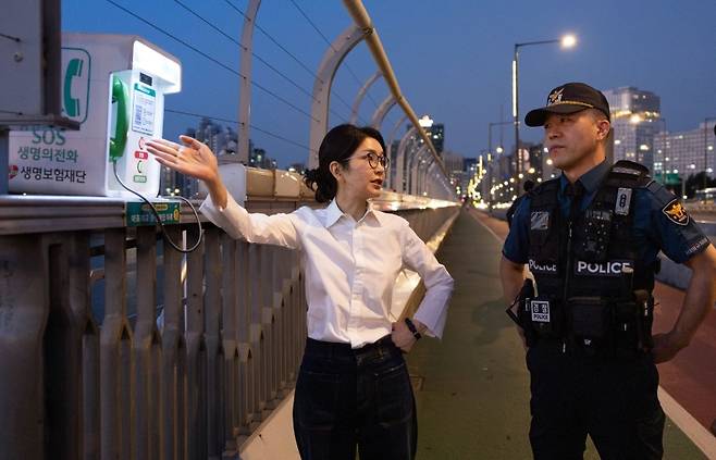 김건희 여사가 지난달 10일 ‘세계 자살 예방의 날’을 맞아 서울 마포대교에서 마포경찰서 용강지구대 근무자와 함께 도보 순찰을 하는 모습. (사진, 대통령실)