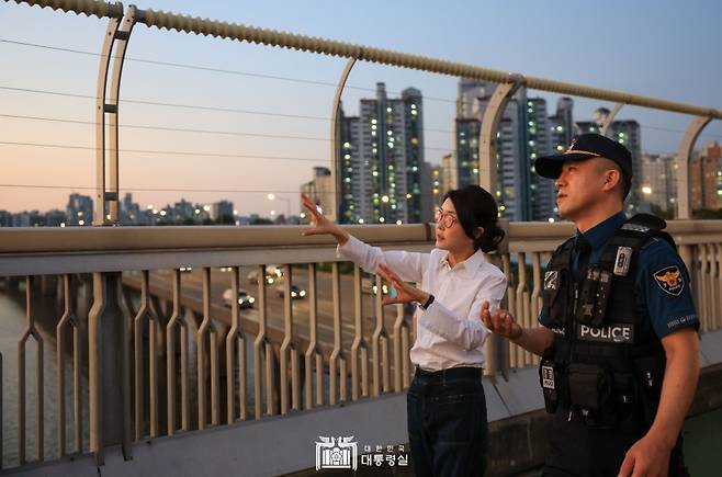 김건희 여사가 지난달 10일 ‘세계 자살 예방의 날’을 맞아 서울 마포대교에서 마포경찰서 용강지구대 근무자와 함께 도보 순찰을 하는 모습. (사진, 대통령실)