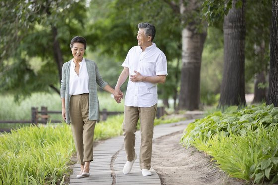 위험 요인: 계절적 영향으로 멜라토닌, 세로토닌, 비타민D 감소 / 관리법: 자외선차단제 없이 하루 30분~1시간 이내 산책 [출처: GettyImagesBank]