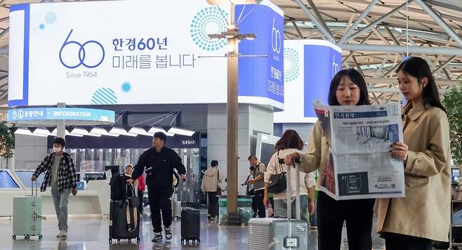 인천국제공항 제1터미널 출국장에 LG전자가 제작한 곡면형 LED 디스플레이 타워 디지털사이니지에서 한국경제신문 창간 60주년 기념 슬로건이 송출되고 있다. 2900만 화소 초고화질 3차원(3D) 미디어아트, 명품 광고 등을 상영할 수 있어 인천공항의 새로운 랜드마크가 될 것으로 전망된다./최혁 기자