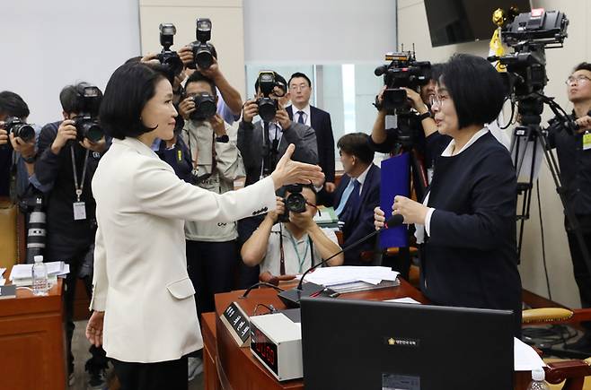 <증인으로 나와...당당히 악수 청하는 이진숙> 이진숙 방송통신위원장이 7일국회 과학기술정보방송통신위원회 국정감사에서 최민희 위원장에게 증인선서문을 전달한 뒤 악수를 청하고 있다. 권도현 기자