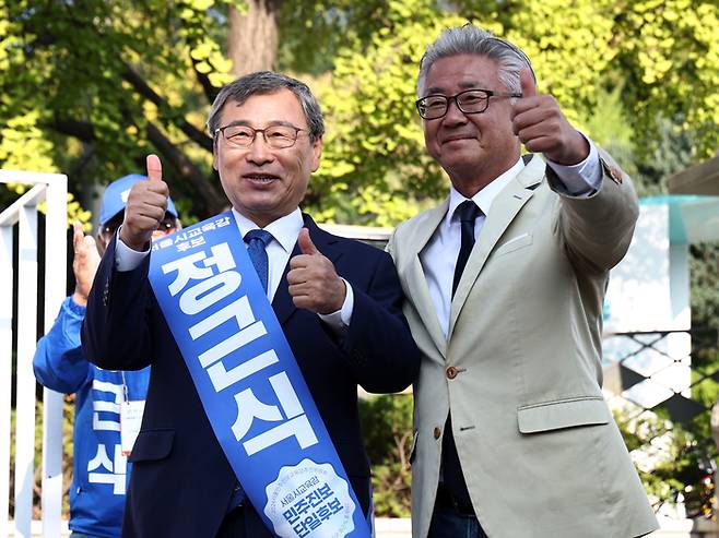 서울시교육감 보궐 선거를 나흘 앞둔 12일 서울시교육청 앞에서 열린 ‘정근식(왼쪽)-최보선 후보 단일화 관련 기자 회견’에서 사퇴를 선언한 최 후보가 정 후보와 함께 포즈를 취하고 있다. 연합뉴스