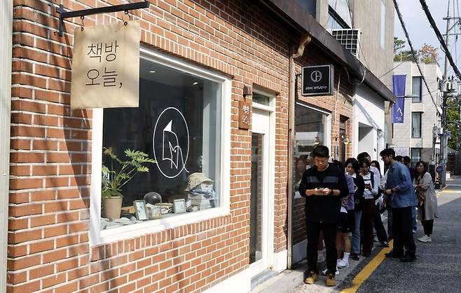 11일 2024년 노벨문학상을 수상한 작가 한강이 운영하는 서울 종로구의 한 서점에 입장하기위해  줄을 서고있다. 2024.10.11 [김호영 기자]