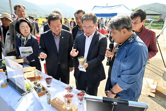 기계화로  수확한  팥을  살펴보는  김진열  군위군수/사진제공=군위군농업기술센터