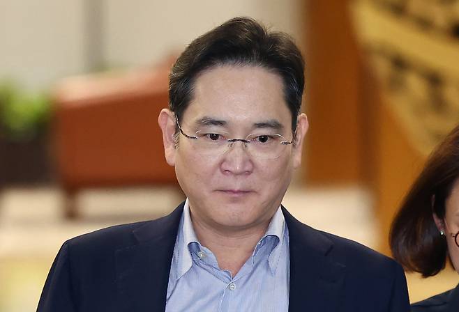 윤석열 대통령의 동남아 순방에 동행한 이재용 삼성전자 회장이 지난 11일 오후 서울 강서구 서울김포비즈니스항공센터를 통해 귀국하고 있다. [연합]