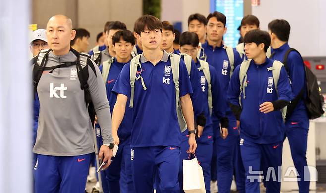 [인천공항=뉴시스] 이영환 기자 = 요르단 원정에서 승리를 거둔 대한민국 축구국가대표팀 선수들이 11일 오후 인천국제공항 제1여객터미널을 통해 귀국하고 있다. 2024.10.11. 20hwan@newsis.com