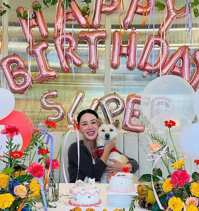 [서울=뉴시스] 가수 겸 배우 엄정화와 반려견 슈퍼의 모습. (사진=엄정화 인스타그램 캡처) 2024.10.12. photo@newsis.com  *재판매 및 DB 금지