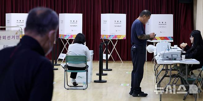 [서울=뉴시스] 추상철 기자 = 서울시교육감 보궐선거 사전투표 둘째날인  12일 오전 서울 숭인1동 주민센터에 마련된 사전투표소에서 유권자가 소중한 한표를 행사하고 있다. 2024.10.12. scchoo@newsis.com