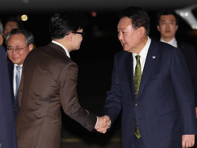 윤석열 대통령, 국민의힘 한동훈 대표와 악수     (성남=연합뉴스) 진성철 기자 = 윤석열 대통령이 11일 성남 서울공항에서 필리핀, 싱가포르 국빈 방문 및 라오스 아세안 정상회의를 마치고 귀국하며 마중 나온 국민의힘 한동훈 대표와 악수하고 있다. 2024.10.11     zjin@yna.co.kr (끝)   <저작권자(c) 연합뉴스, 무단 전재-재배포, AI 학습 및 활용 금지> 연합뉴스