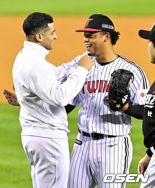 [OSEN=잠실, 지형준 기자] 프로야구&nbsp;LG 트윈스가 KT 위즈의 기적을 잠재웠다.&nbsp;프로야구 LG는&nbsp;11일 서울 잠실구장에서 열린 2024 KBO리그 포스트시즌&nbsp;준플레이오프(5전 3선승제) 최종 5차전에서 KT를 4-1로 꺾고 시리즈 성적 3승 2패로&nbsp;플레이오프 진출 티켓을 거머쥐었다.경기를 마치고 KT 쿠에바스가 LG 에르난데스와 인사를 나누고 있다. 2024.10.11 / jpnews@osen.co.kr