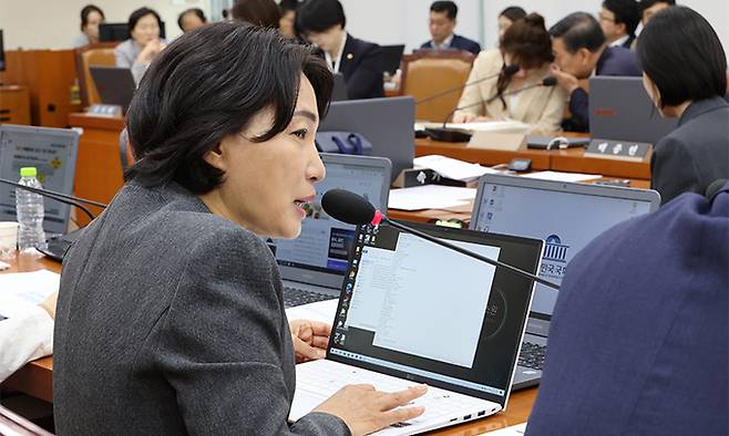 더불어민주당 서미화 의원이 7일 서울 여의도 국회에서 열린 보건복지위원회의 국정감사에서 조규홍 보건복지부 장관에게 자살 방지 대책에 대해 질문하고 있다. 연합뉴스