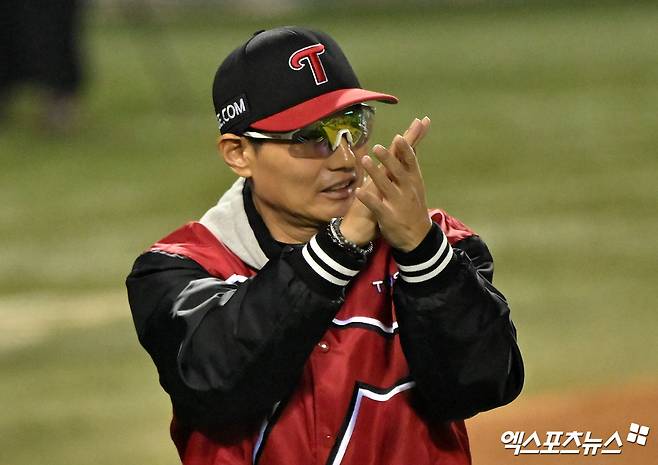 11일 오후 서울 송파구 잠실야구장에서 열린 '2024 신한 SOL Bank KBO 포스트시즌' KT 위즈와 LG 트윈스의 준플레이오프 5차전 경기, LG가 선발 임찬규의 호투에 힘입어 KT에 4:1로 승리하며 플레이오프에 진출했다. LG 염경엽 감독이 선수단에게 박수를 보내고 있다. 엑스포츠뉴스DB