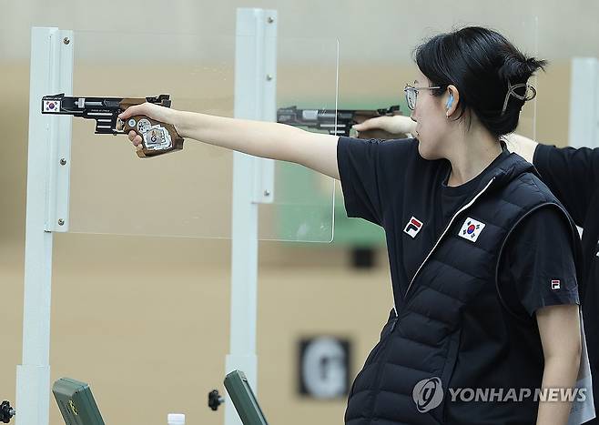 결선 경기 치르는 양지인 (창원=연합뉴스) 김성민 기자 = 12일 오전 경남 창원시 창원국제사격장에서 열린 제105회 전국체육대회 사격 권총 25m 여자 개인전에서 파리 올림픽 25m 권총 금메달리스트 양지인이 결선 경기를 치르고 있다. 2024.10.12 ksm7976@yna.co.kr