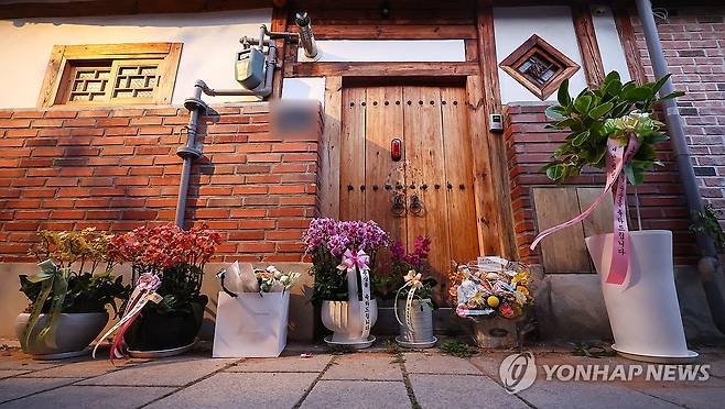 축하화환으로 가득한 한강 작가 자택 앞 (서울=연합뉴스) 서대연 기자 = 11일 오후 노벨문학상을 수상한 한강 작가의 자택 앞에 축하화환들이 놓여있다. 2024.10.11 dwise@yna.co.kr