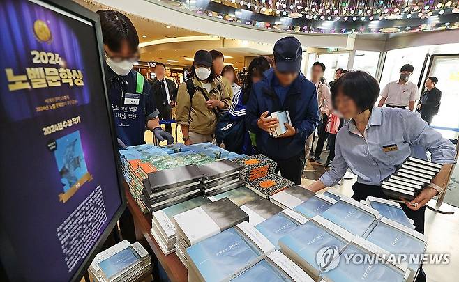 한강 열풍 (서울=연합뉴스) 한종찬 기자 = 11일 오전 서울 종로구 교보문고 광화문점에서 시민들이 노벨 문학상을 수상한 소설가 한강의 책을 줄서서 구매하고 있다. 2024.10.11 saba@yna.co.kr