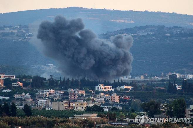 이스라엘군의 공습으로 레바논 남부 도시 티레에서 연기가 피어 오르고 있다. [AFP 연합뉴스. 재판매 및 DB 금지]