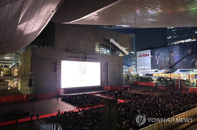 제29회 부산국제영화제 폐막 (부산=연합뉴스) 차근호 기자 = 11일 오후 부산 해운대구 영화의전당에서 '제29회 부산국제영화제' 폐막식이 열리고 있다. 2024.10.11 ready@yna.co.kr