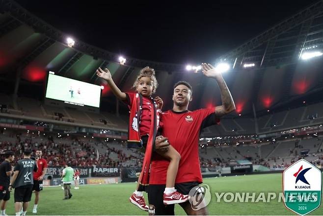 딸 호프를 안은 린가드 [한국프로축구연맹 제공. 재판매 및 DB 금지]