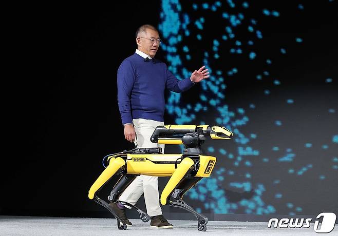정의선 현대자동차그룹 회장이 세계 최대 전자·가전·정보기술(IT) 전시회인 CES 2022 개막을 하루 앞둔 4일(현지시간) 미국 네바다주 라스베이거스 만달레이 베이에서 열린 현대자동차 프레스 컨퍼런스에 참석해 보스턴 다이내믹스의 4족 보행 로봇 '스팟'과 함께 연단에 오르고 있다. 2022.1.5/뉴스1 ⓒ News1 조태형 기자