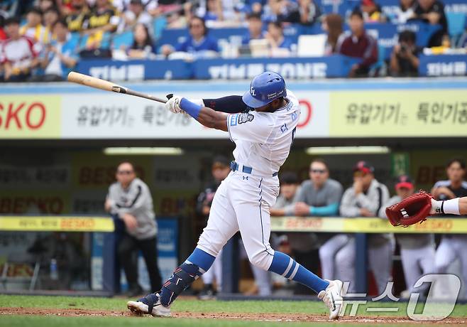 13일 오후 대구 삼성라이온즈파크에서 열린 프로야구 '2024 신한 SOL 뱅크 KBO 포스트시즌' 플레이오프 1차전 LG 트윈스와 삼성 라이온즈의 경기, 1회말 1사 3루 상황 삼성 4번타자 디아즈가 중견수 방면 희생플라이를 치고 있다. 3루주자 윤정빈이 홈을 밟아 득점 성공. 2024.10.13/뉴스1 ⓒ News1 공정식 기자