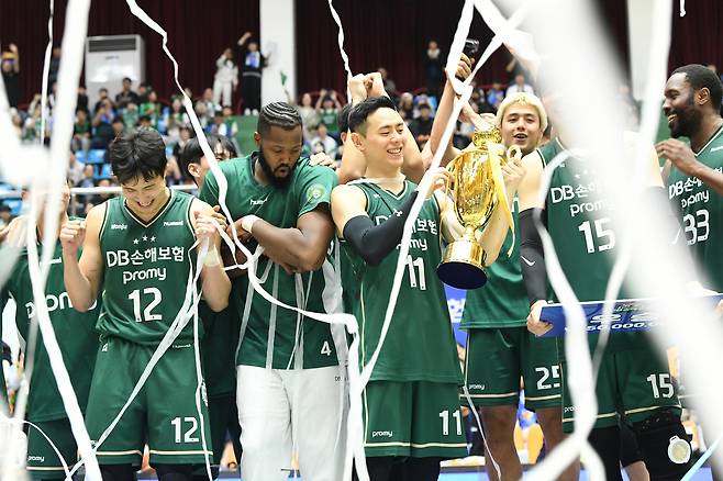 13일 충북 제천체육관에서 열린 2024 프로농구(KBL) 컵대회 결승전에서 우승을 차지한 원주 DB 선수들이 우승트로피를 들고 기뻐하고 있다. (KBL 제공) 2024.10.13/뉴스1