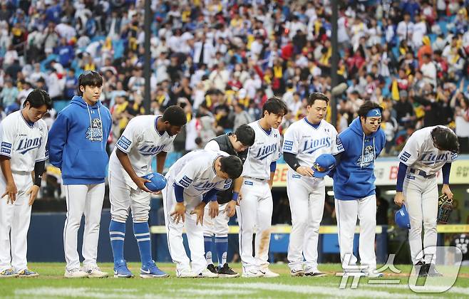 13일 오후 대구 삼성라이온즈파크에서 열린 프로야구 '2024 신한 SOL 뱅크 KBO 포스트시즌' 플레이오프 1차전 LG 트윈스와 삼성 라이온즈의 경기, 10대 4 승리를 거둔 삼성 선수들이 홈 관중석을 향해 인사하고 있다. 2024.10.13/뉴스1 ⓒ News1 공정식 기자