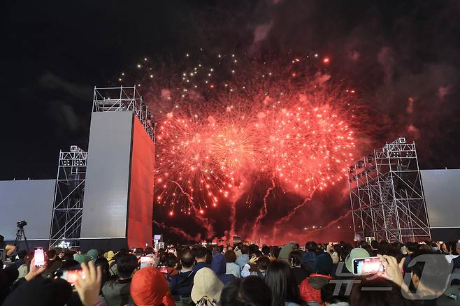 13일 울산 동구 일산해수욕장에서 2024 울산공업축제 폐막식이 열리고 있다. (울산시 제공)